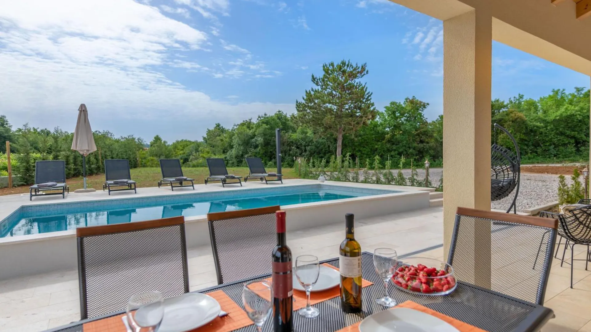 펜션 Villa Leana, A Beautiful Stone Villa In A Tranquil Location Raša